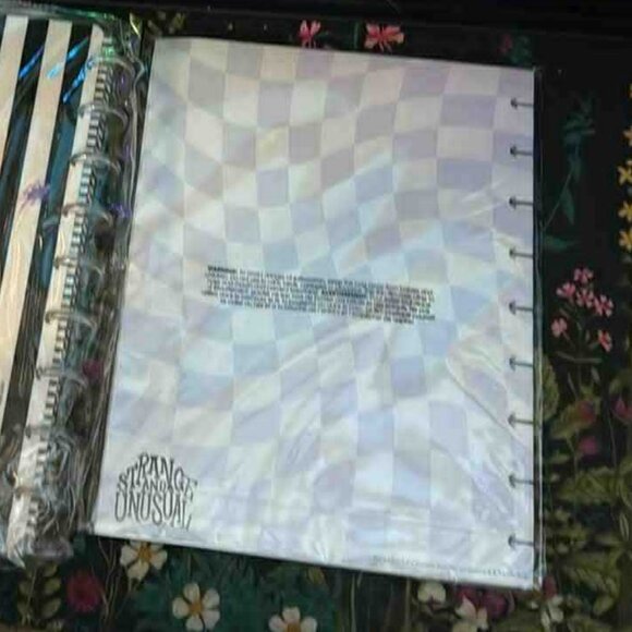 Happy Planner Beetlejuice - Classic Notebook W/Discs & extra paper - Picture 5 of 5